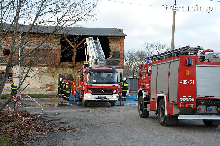 Część ściany zawaliła się w budynku gospodarczym koło ZSP w Szubinie