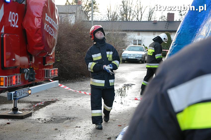 Część ściany zawaliła się w budynku gospodarczym koło ZSP w Szubinie