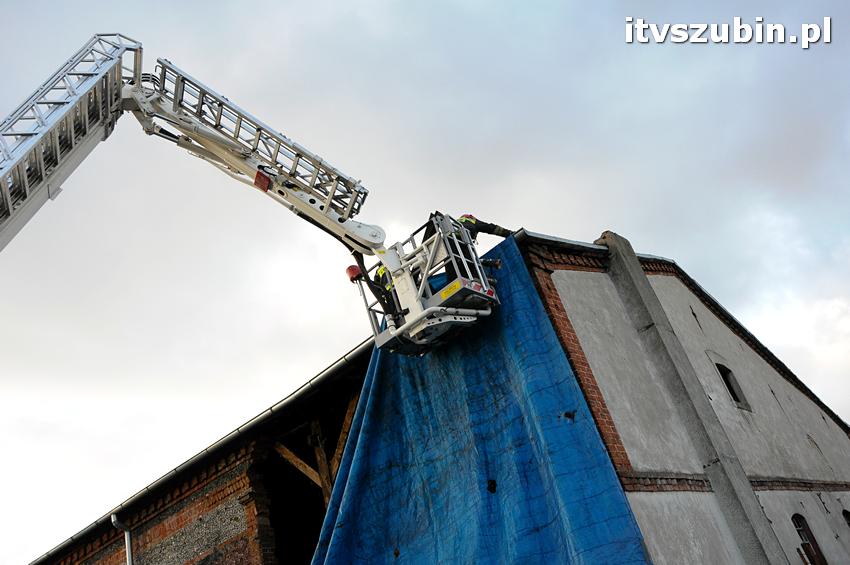 Część ściany zawaliła się w budynku gospodarczym koło ZSP w Szubinie