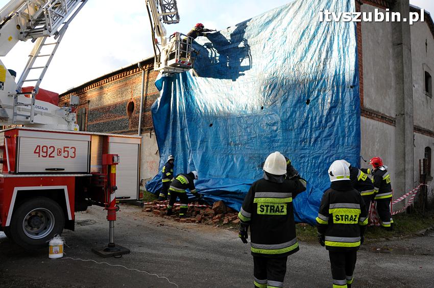 Część ściany zawaliła się w budynku gospodarczym koło ZSP w Szubinie