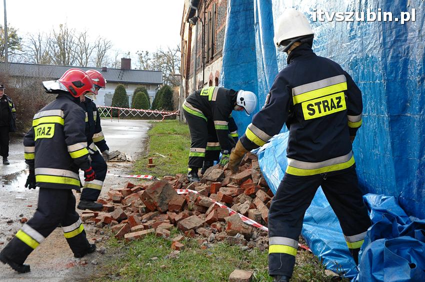 Część ściany zawaliła się w budynku gospodarczym koło ZSP w Szubinie
