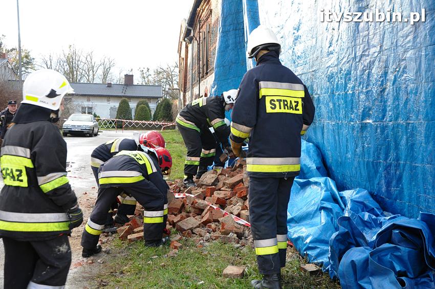 Część ściany zawaliła się w budynku gospodarczym koło ZSP w Szubinie