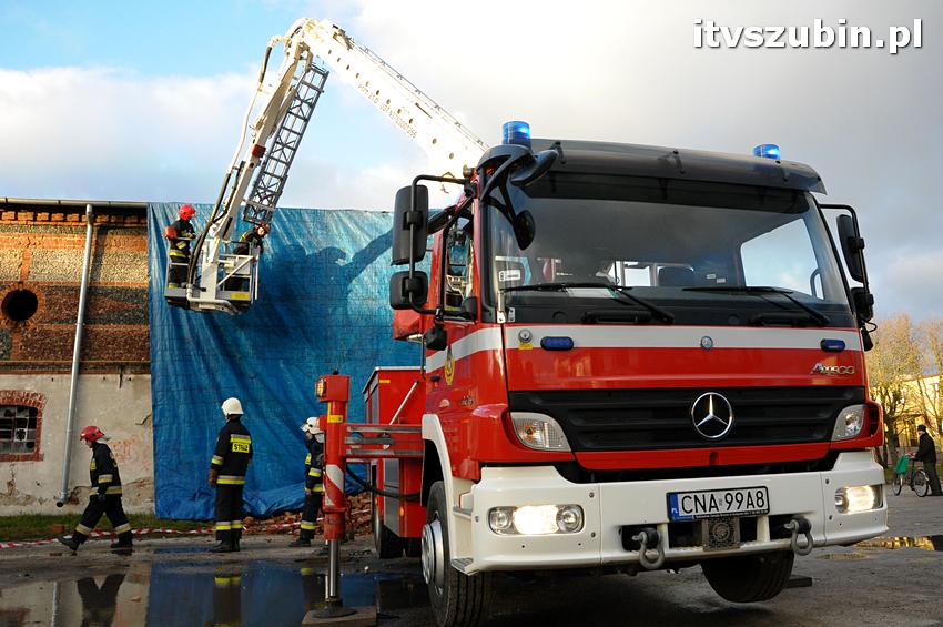 Część ściany zawaliła się w budynku gospodarczym koło ZSP w Szubinie