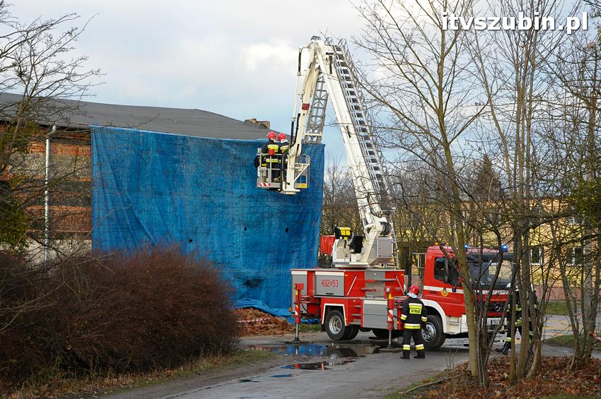 Część ściany zawaliła się w budynku gospodarczym koło ZSP w Szubinie