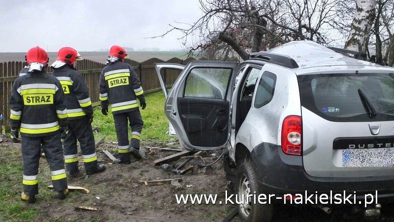 Samochodem osobowym uderzyła w brzozę