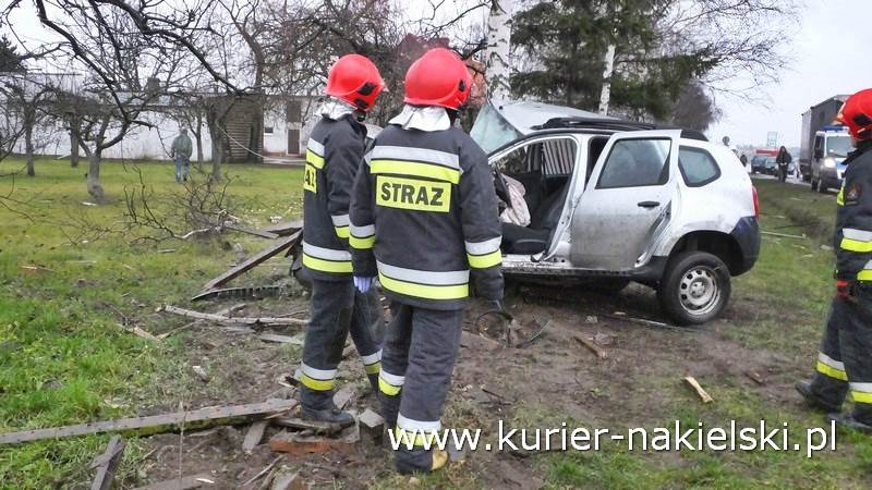 Samochodem osobowym uderzyła w brzozę