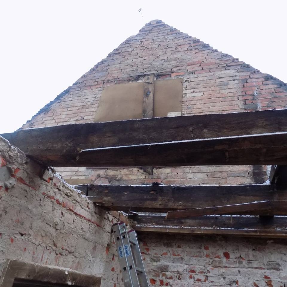 Odbudowa domu po pożarze w Pińsku trwa