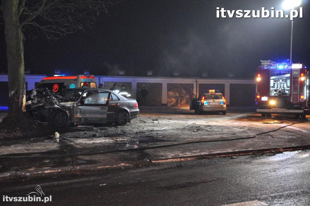 Kierujący mercedesem wyleciał z zakrętu