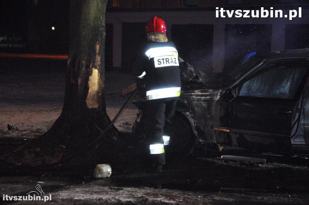 Kierujący mercedesem wyleciał z zakrętu