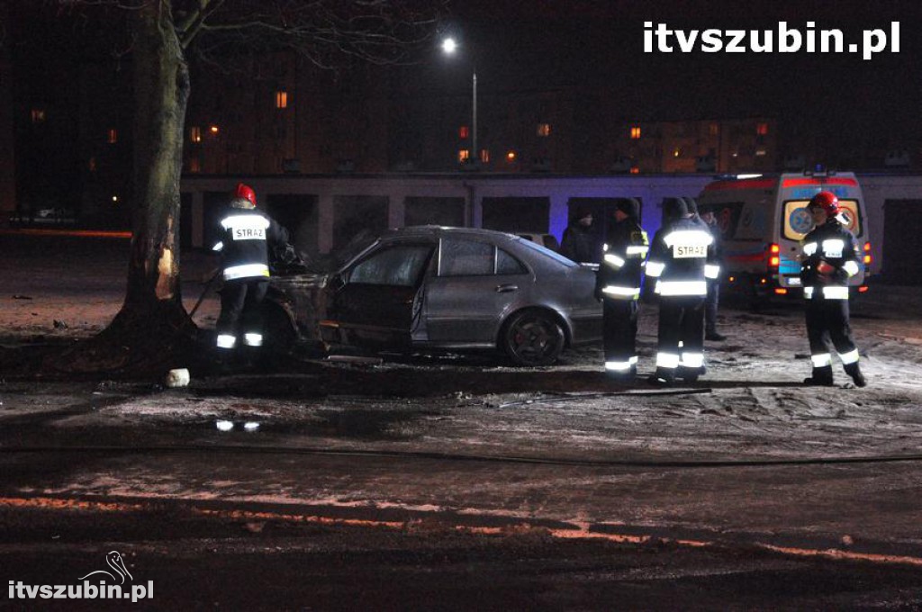 Kierujący mercedesem wyleciał z zakrętu