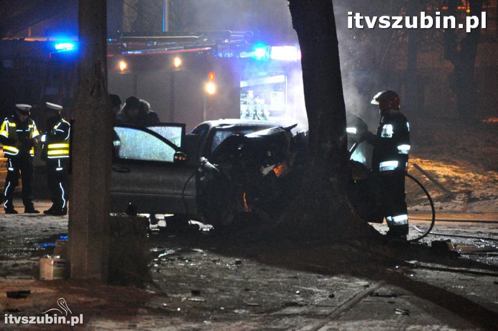 Kierujący mercedesem wyleciał z zakrętu