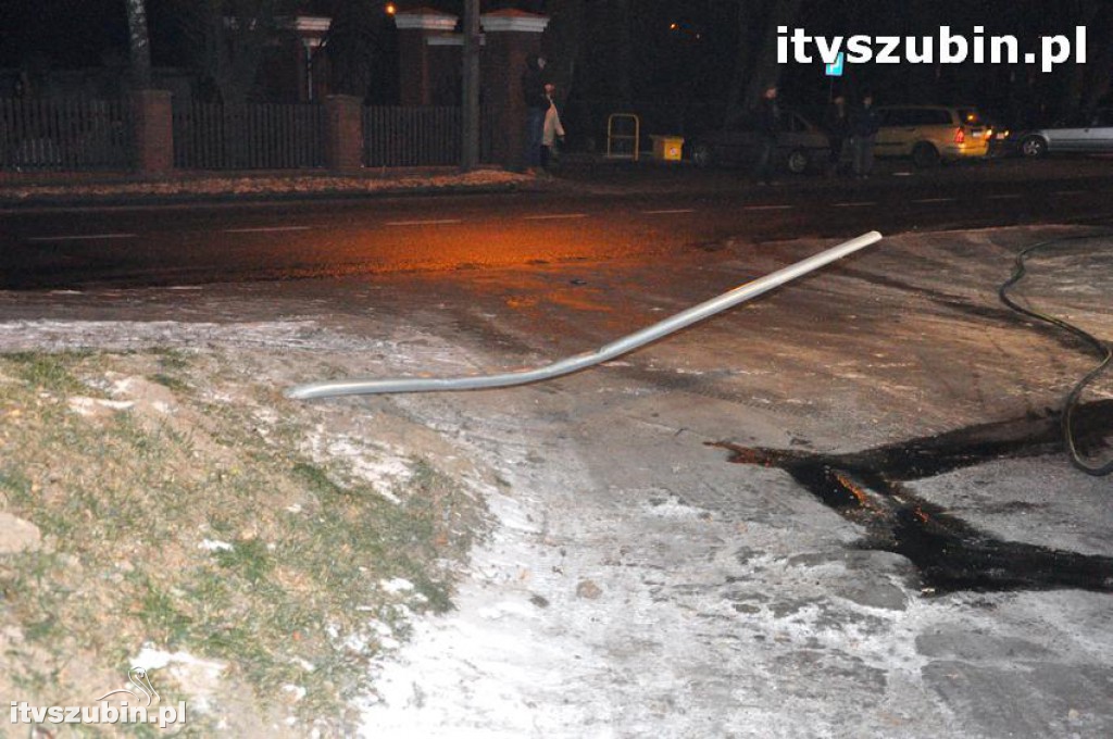 Kierujący mercedesem wyleciał z zakrętu