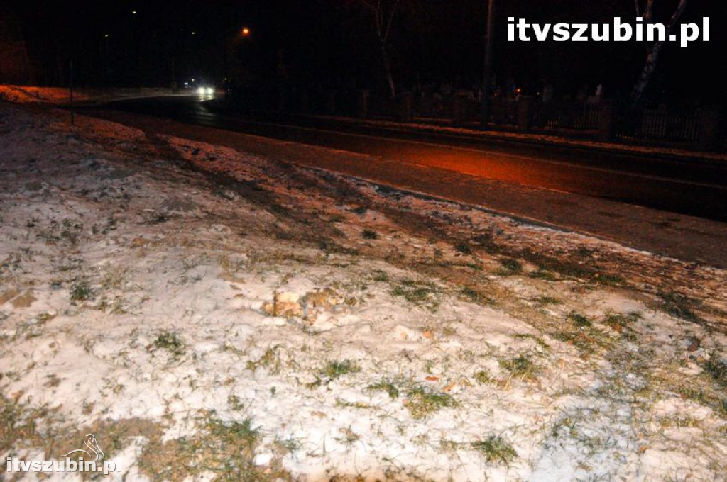 Kierujący mercedesem wyleciał z zakrętu