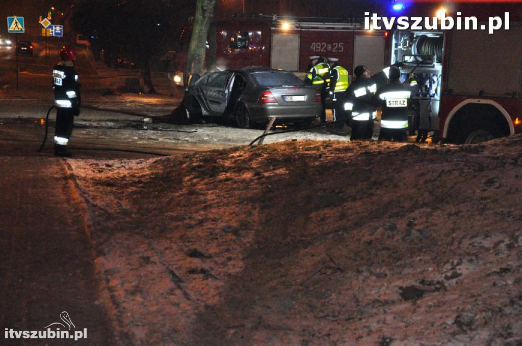 Kierujący mercedesem wyleciał z zakrętu