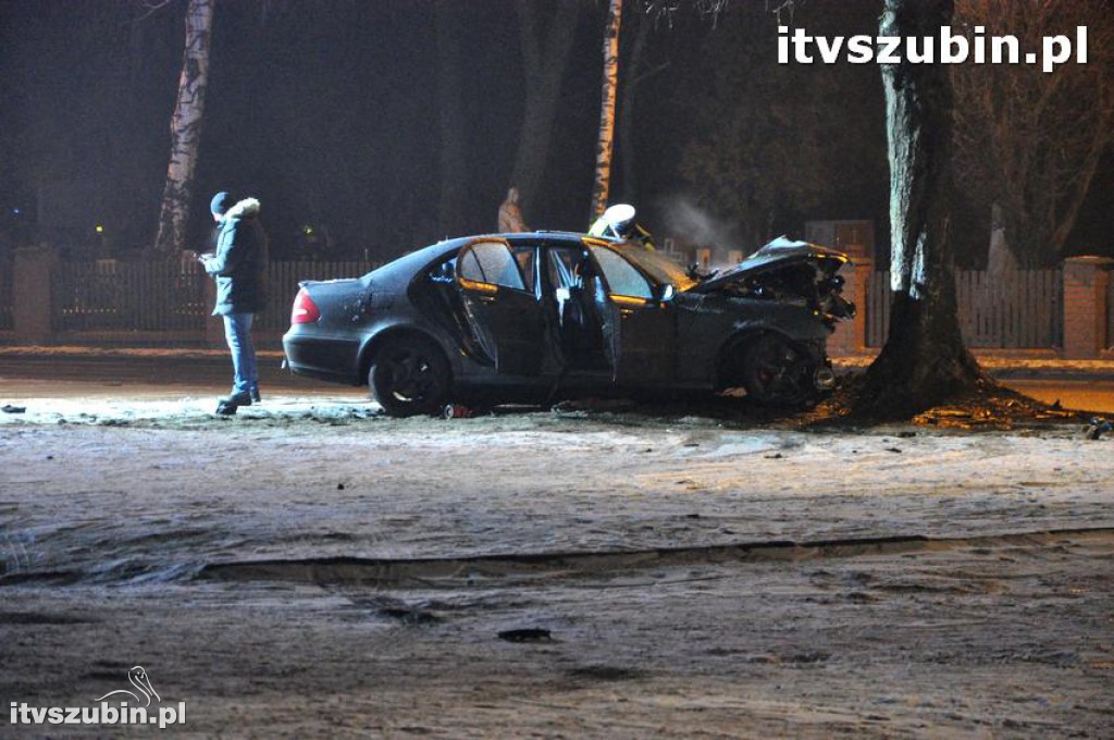 Kierujący mercedesem wyleciał z zakrętu