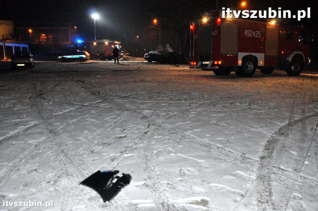 Kierujący mercedesem wyleciał z zakrętu