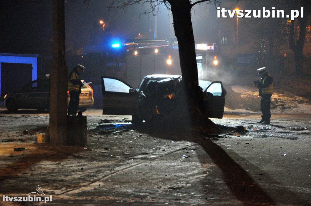 Kierujący mercedesem wyleciał z zakrętu