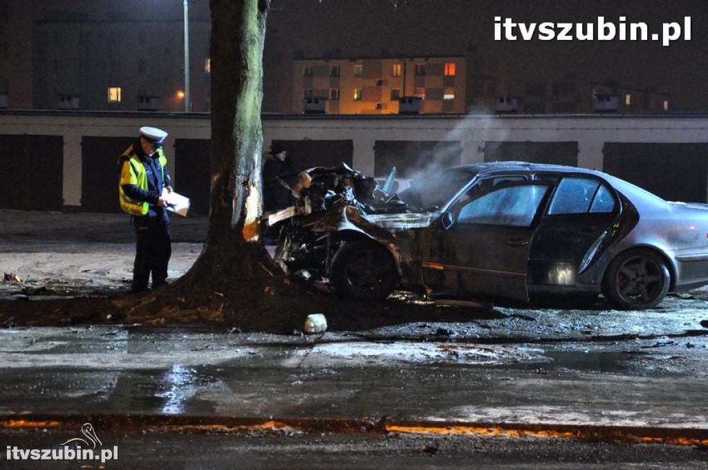 Kierujący mercedesem wyleciał z zakrętu