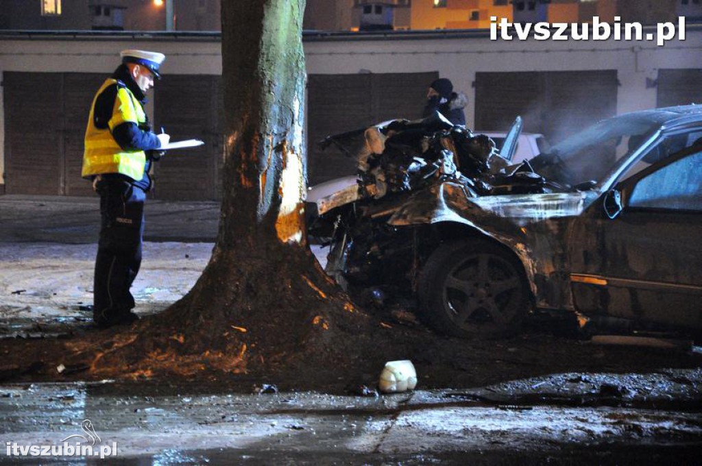 Kierujący mercedesem wyleciał z zakrętu