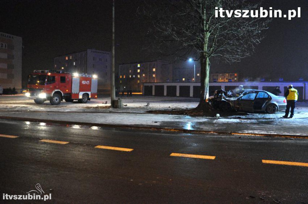 Kierujący mercedesem wyleciał z zakrętu