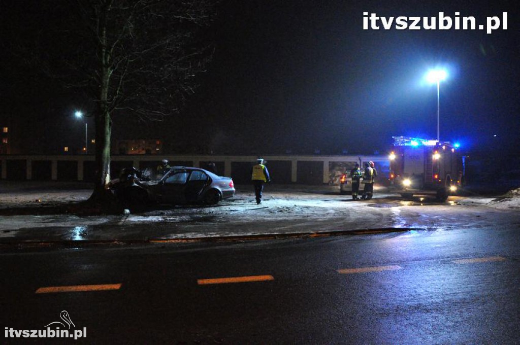 Kierujący mercedesem wyleciał z zakrętu