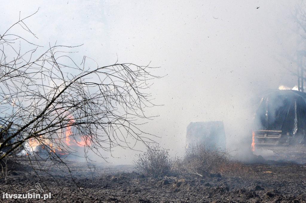 Pożar balotów w Smolnikach