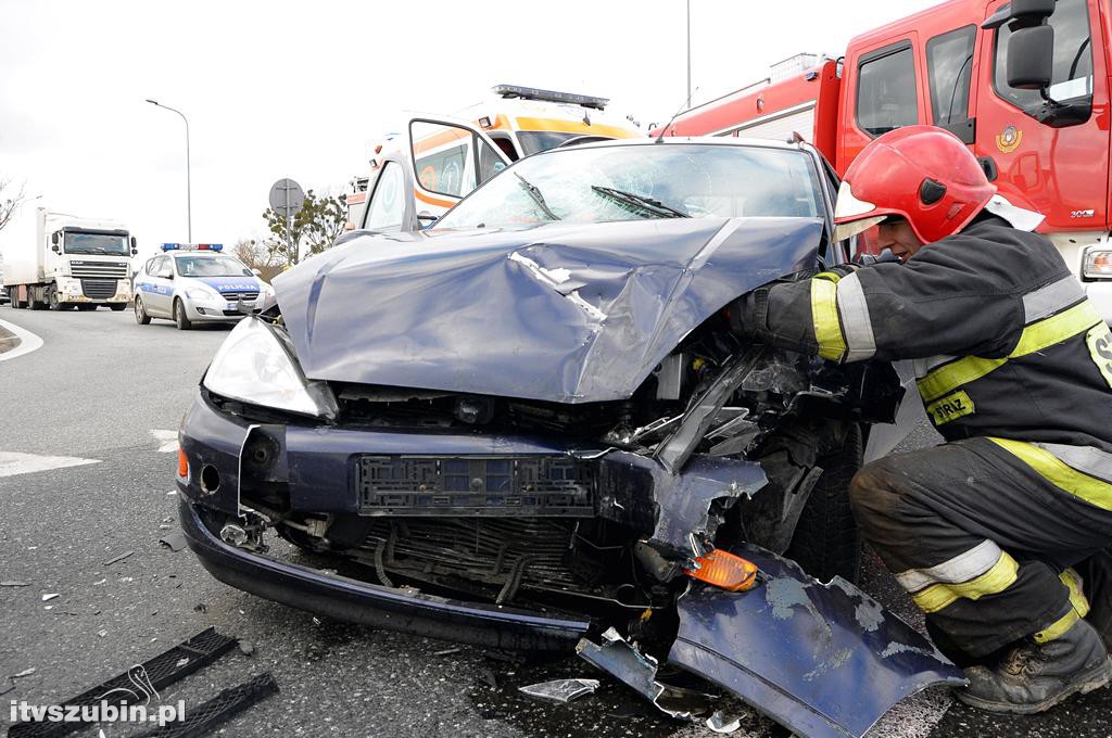 Wypadek na obwodnicy Szubina zderzyły się dwa fordy
