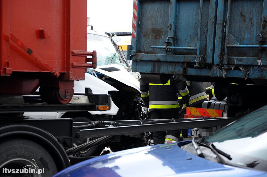 Kolizja samochodu ciężarowego z busem w Zamościu