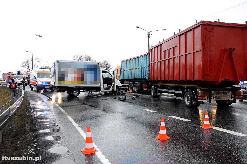 Kolizja samochodu ciężarowego z busem w Zamościu