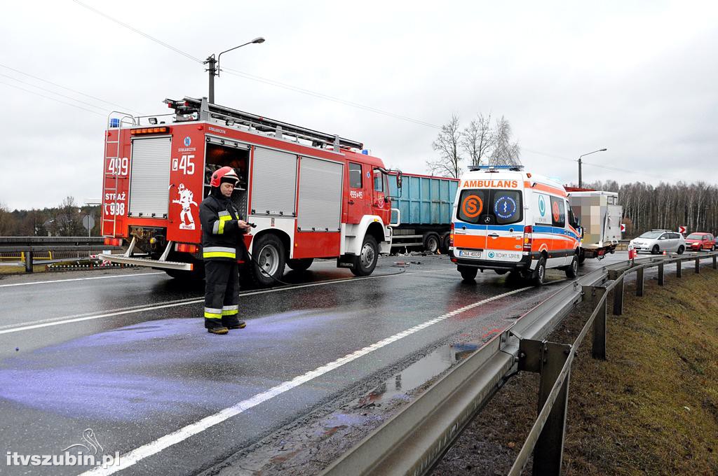 Kolizja samochodu ciężarowego z busem w Zamościu