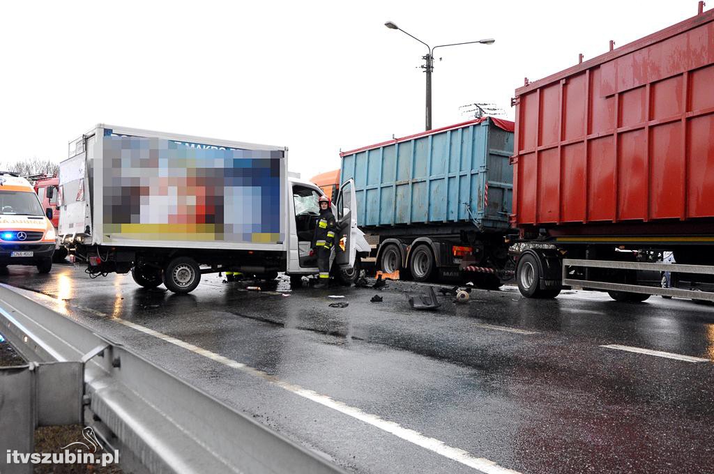 Kolizja samochodu ciężarowego z busem w Zamościu