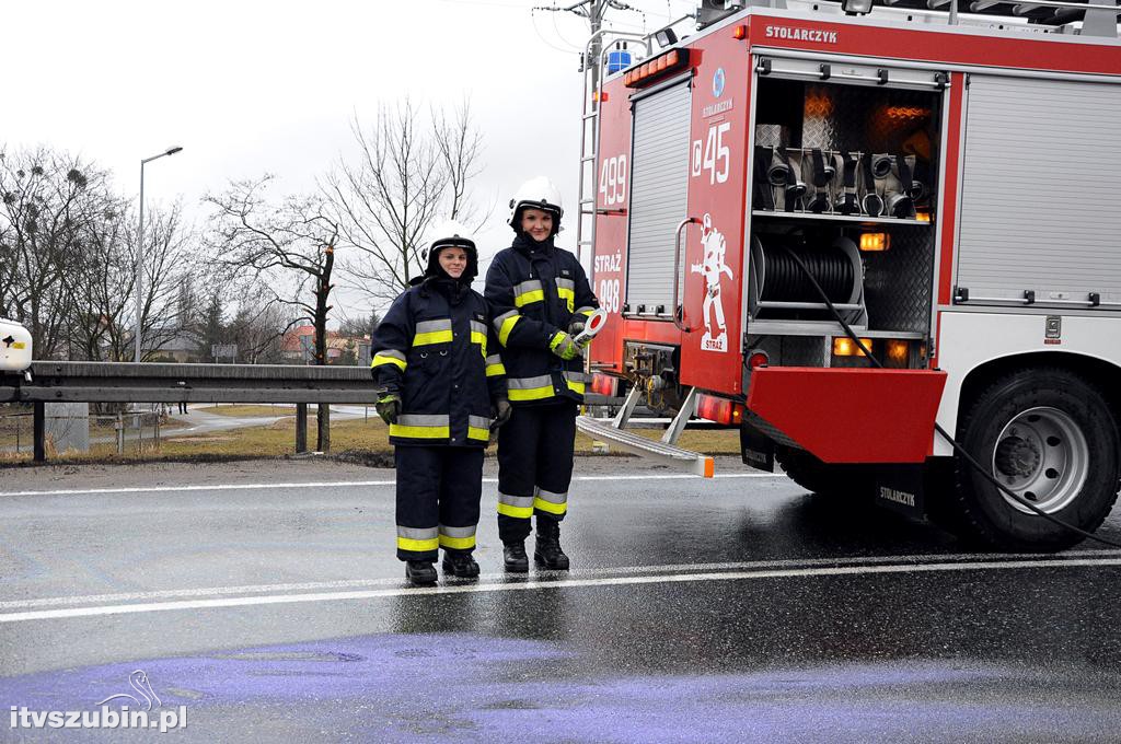 Kolizja samochodu ciężarowego z busem w Zamościu
