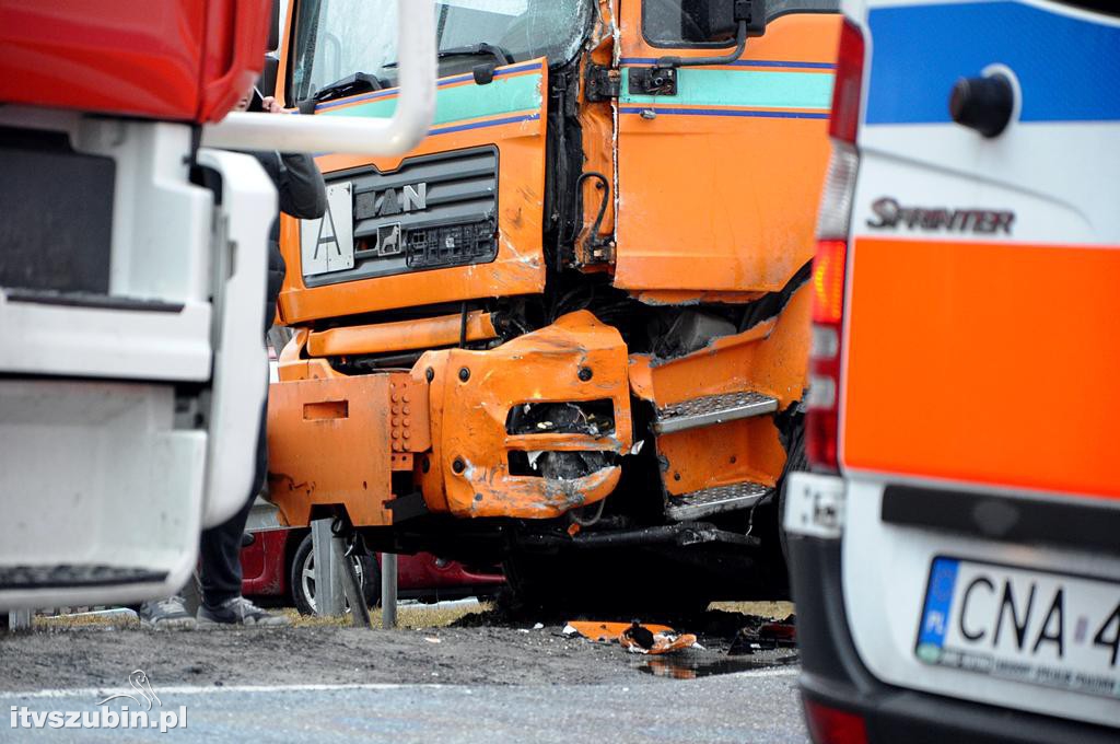 Kolizja samochodu ciężarowego z busem w Zamościu
