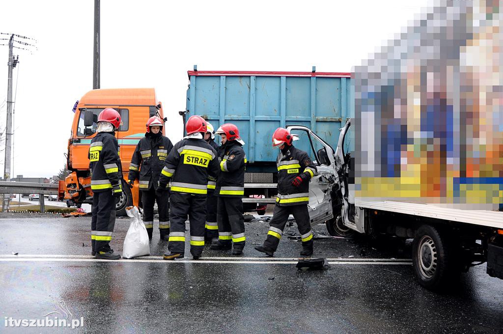 Kolizja samochodu ciężarowego z busem w Zamościu