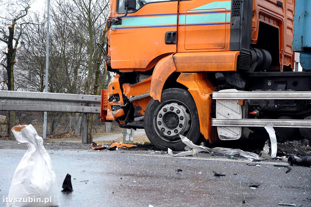 Kolizja samochodu ciężarowego z busem w Zamościu