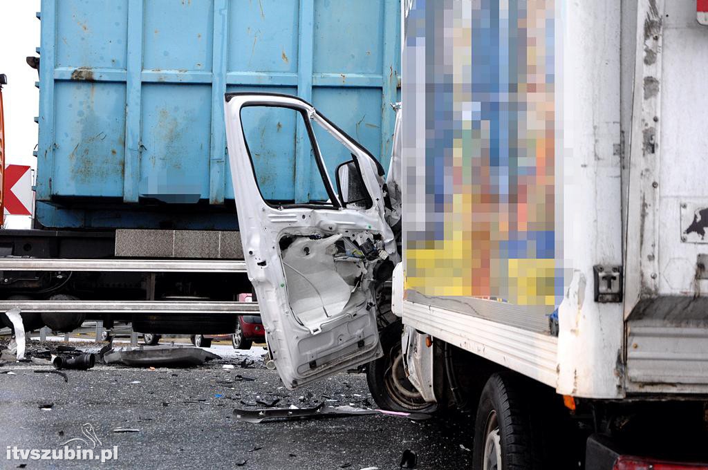 Kolizja samochodu ciężarowego z busem w Zamościu