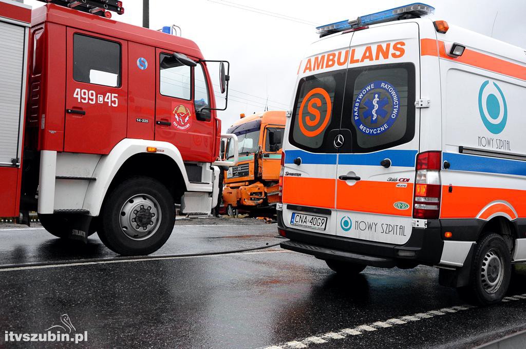 Kolizja samochodu ciężarowego z busem w Zamościu