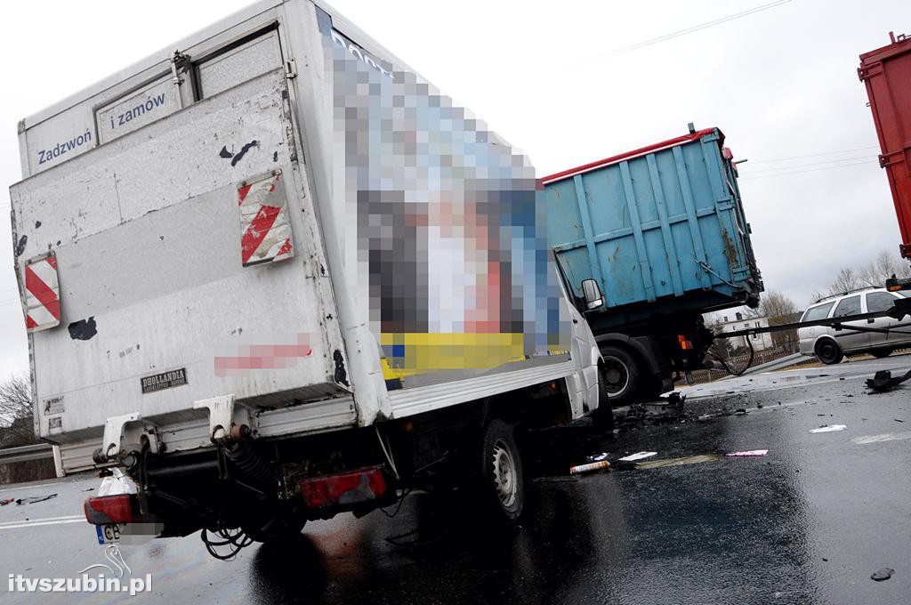 Kolizja samochodu ciężarowego z busem w Zamościu