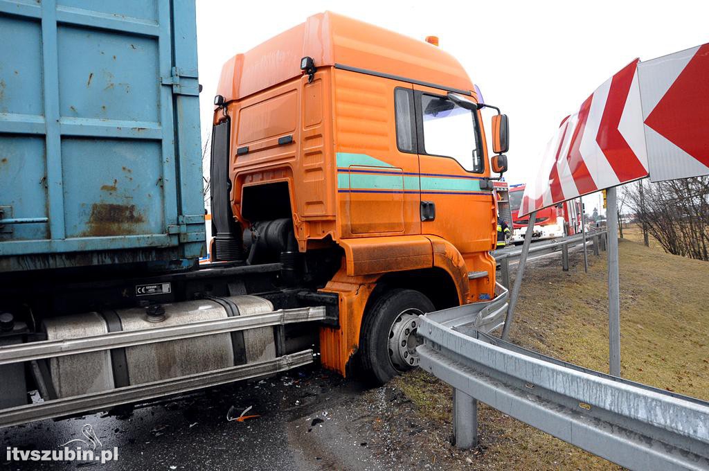 Kolizja samochodu ciężarowego z busem w Zamościu