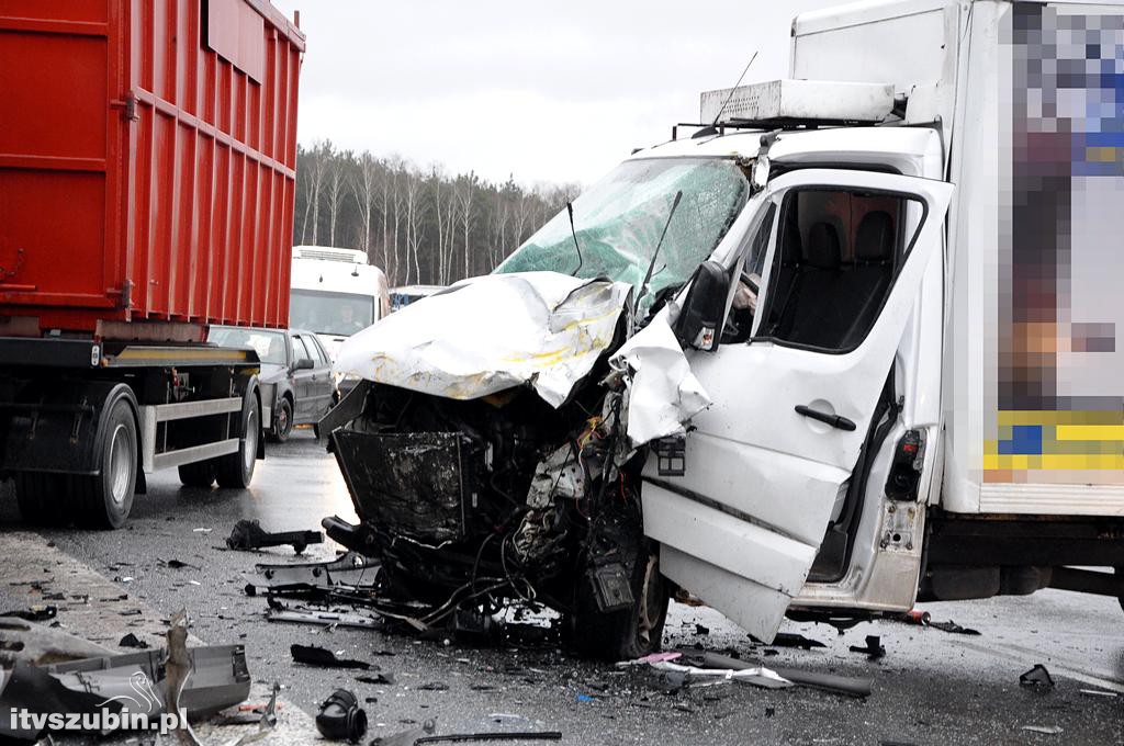 Kolizja samochodu ciężarowego z busem w Zamościu