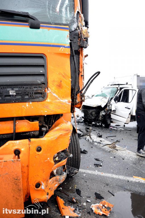 Kolizja samochodu ciężarowego z busem w Zamościu