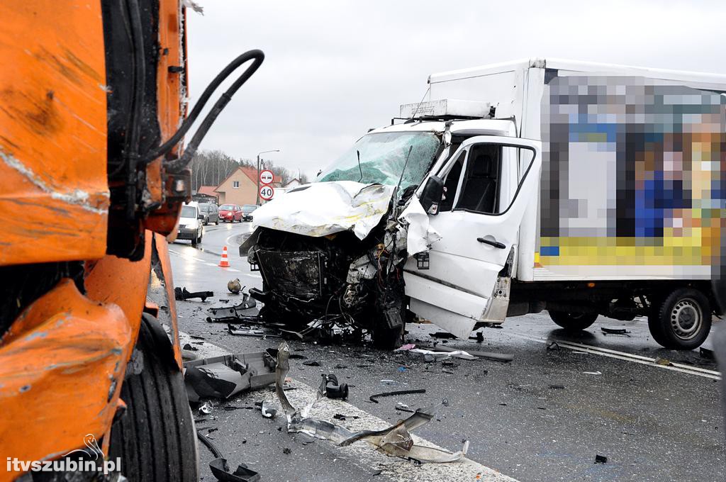 Kolizja samochodu ciężarowego z busem w Zamościu