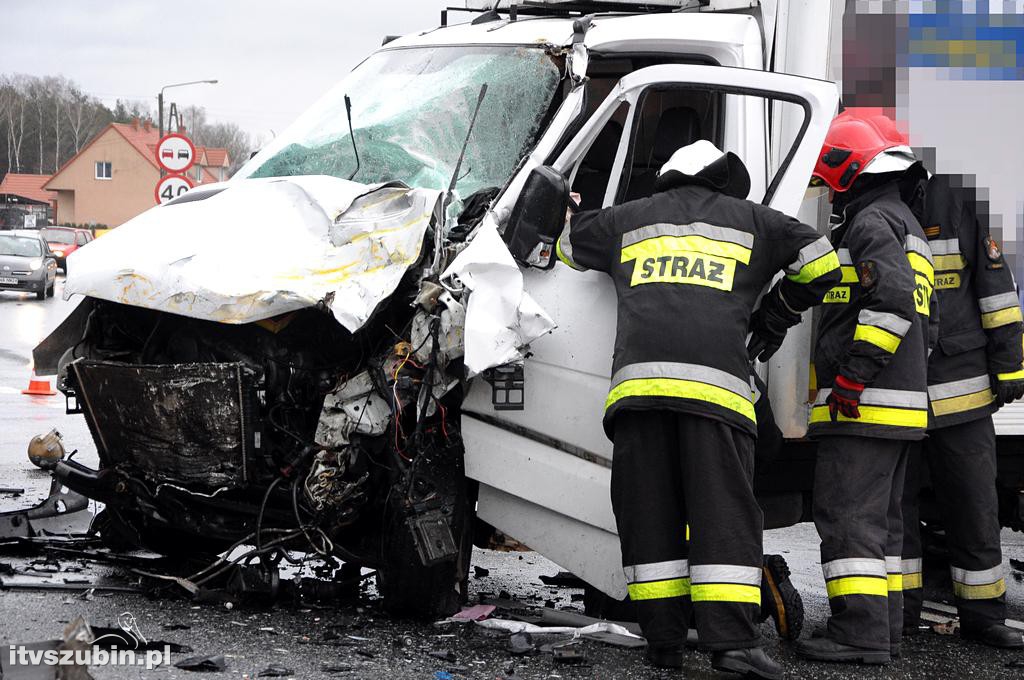 Kolizja samochodu ciężarowego z busem w Zamościu