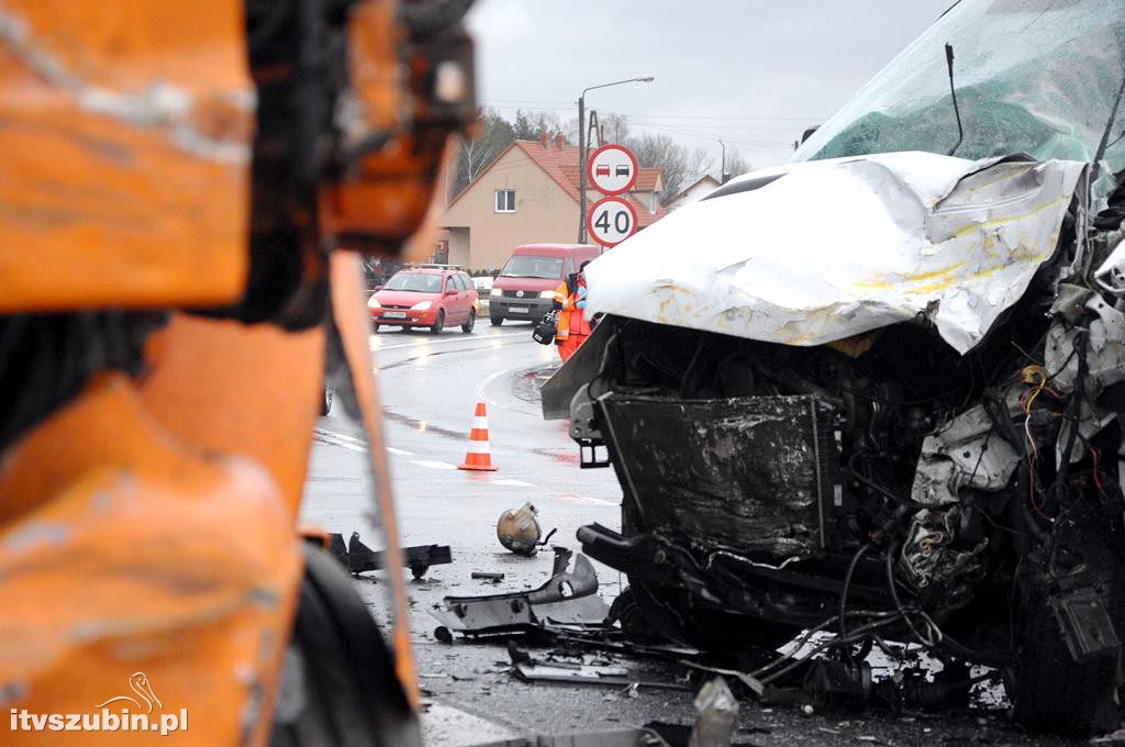 Kolizja samochodu ciężarowego z busem w Zamościu