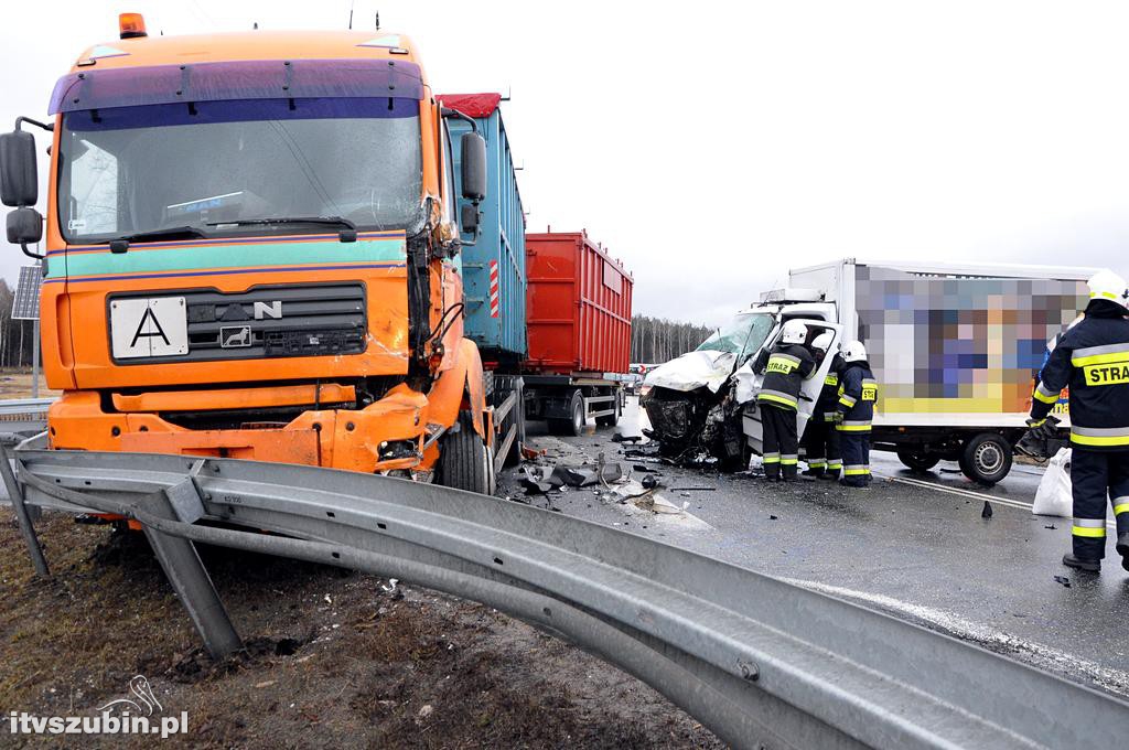 Kolizja samochodu ciężarowego z busem w Zamościu