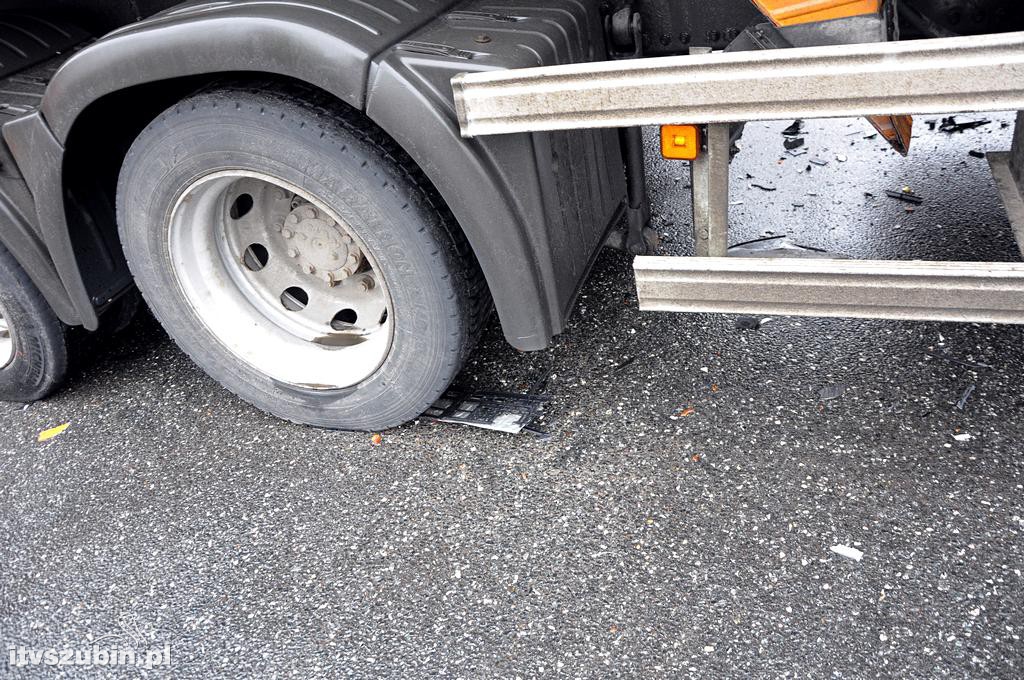 Kolizja samochodu ciężarowego z busem w Zamościu