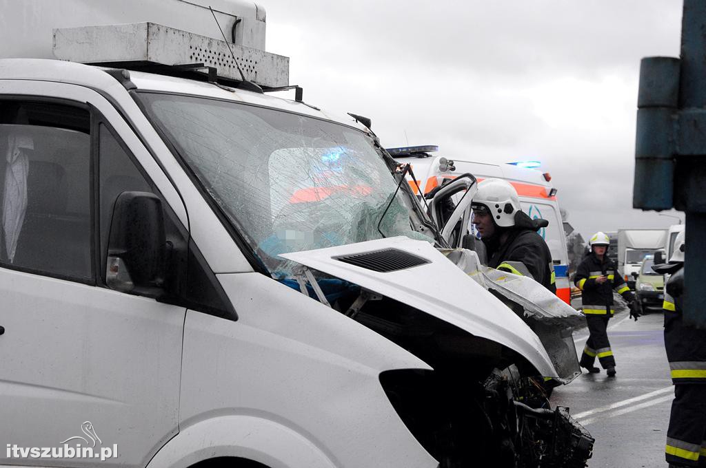 Kolizja samochodu ciężarowego z busem w Zamościu