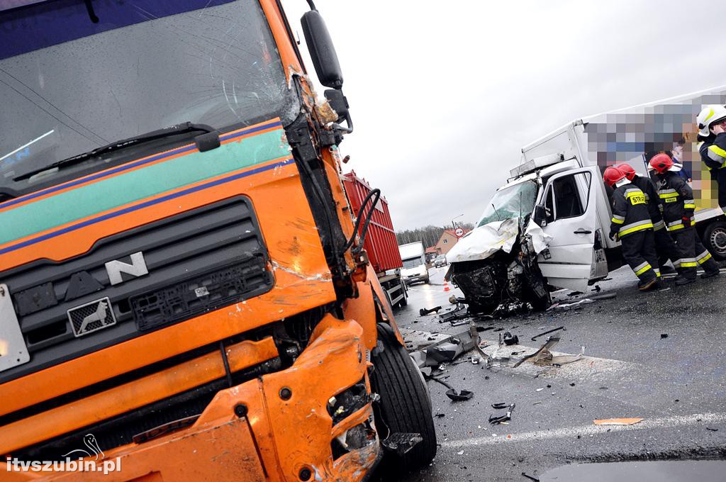 Kolizja samochodu ciężarowego z busem w Zamościu