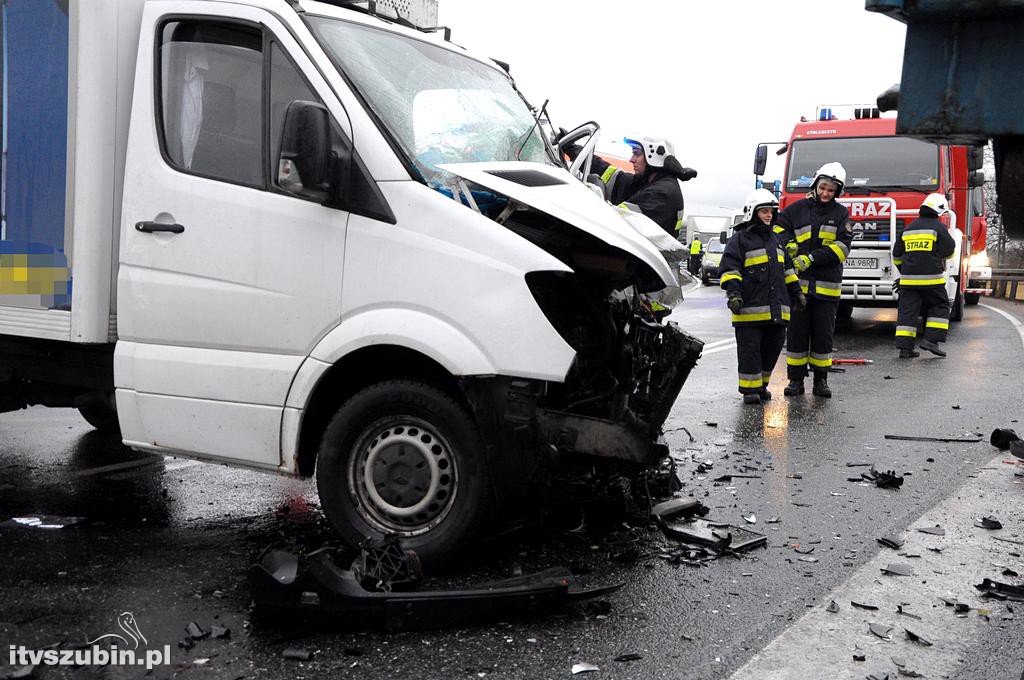 Kolizja samochodu ciężarowego z busem w Zamościu