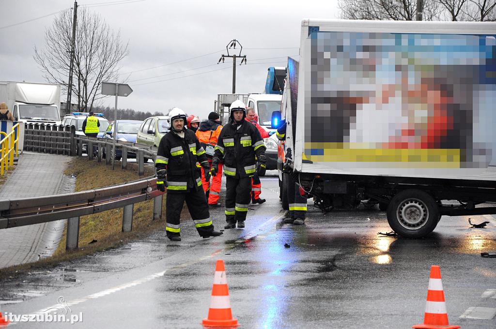 Kolizja samochodu ciężarowego z busem w Zamościu